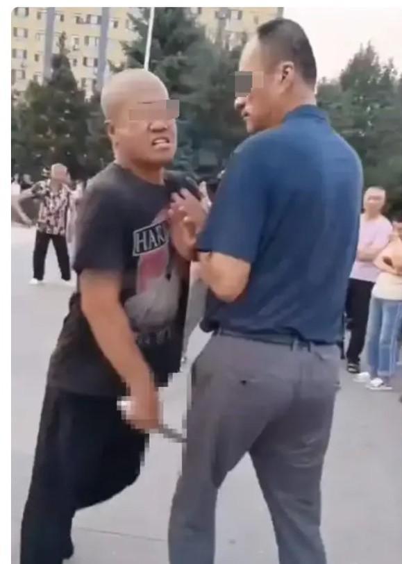 吉林网红夹包哥，在广场跳舞与人发生口角，被对方给扎伤抢救无效死亡。这位夹包哥长得