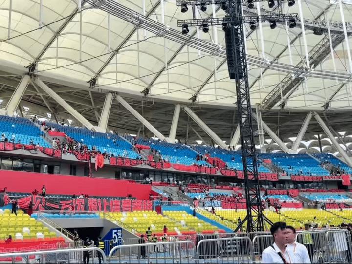 苏新皓灯牌vs橹穆灯牌 天呐，TF家族新音场内是被苏新皓灯牌和橹穆灯牌承包了吧！