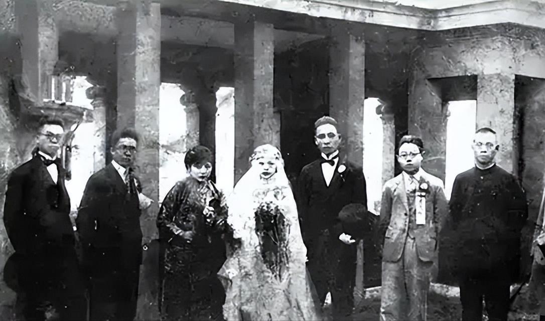 1949年，陈毅听说，国军抗日名将谢晋元的遗孀带着4个孩子流浪街头，心生不忍，连