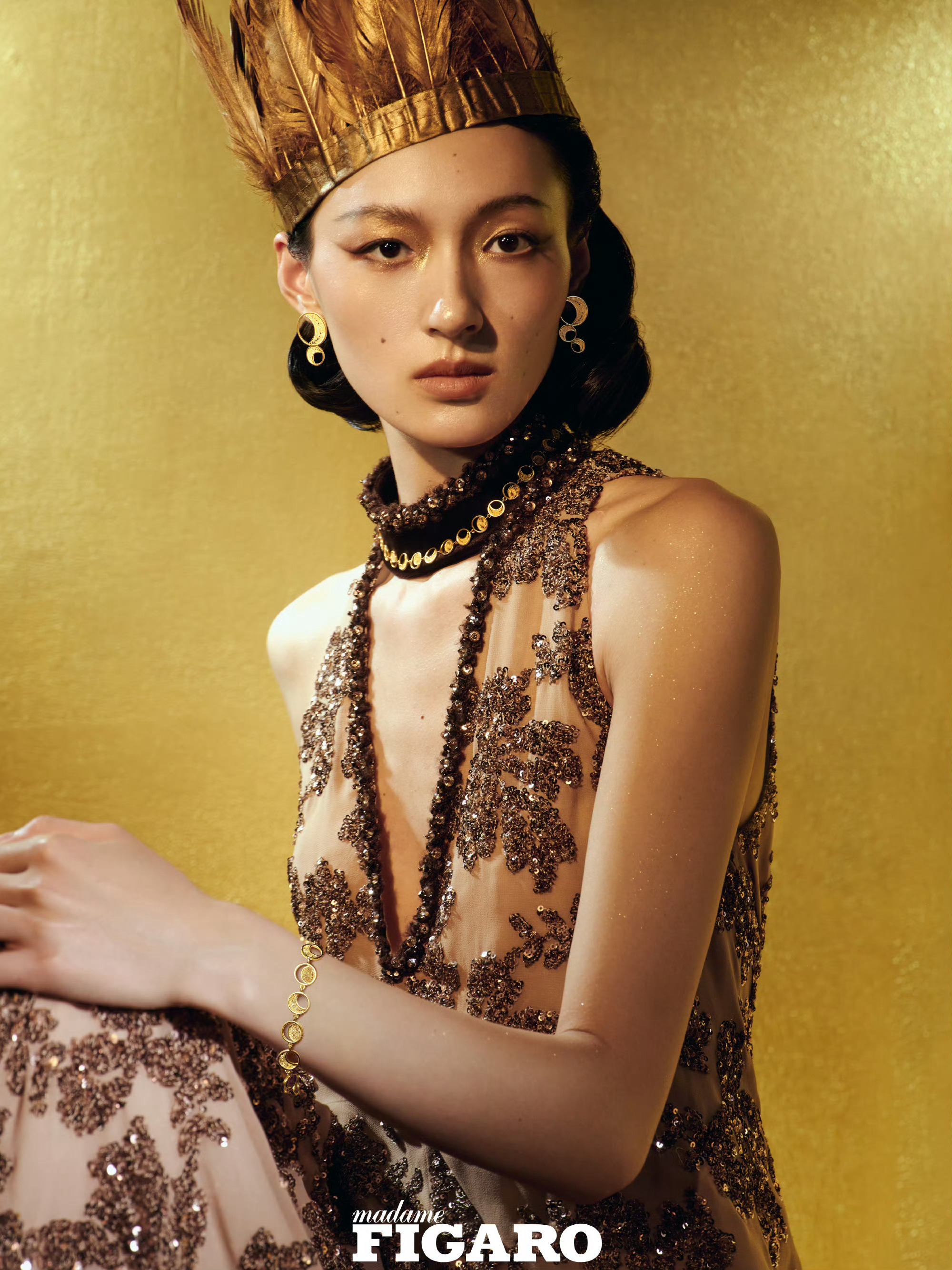 鎏金织就年华，岁月凝于金丝。不逐喧嚣，亦不被定义。以东方气韵，勾勒女性的自在光芒