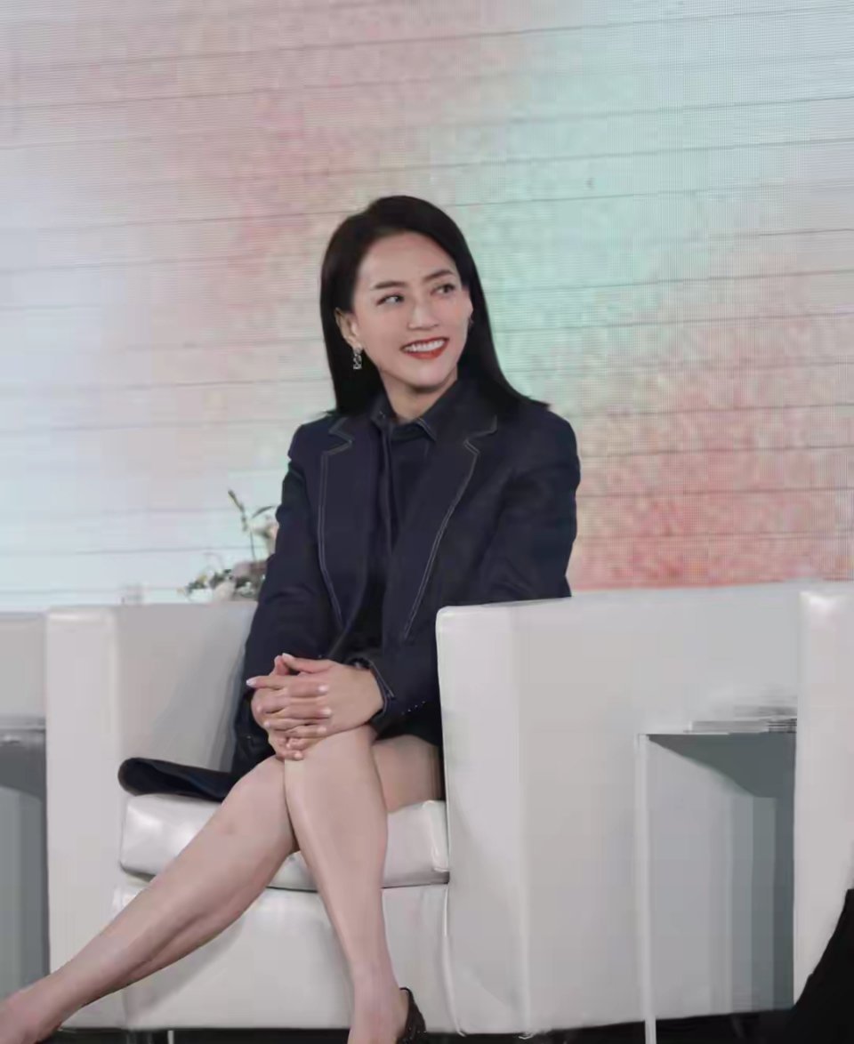 谢霆锋经纪人霍汶希，今年54岁，超模气质，好漂亮状态真绝了！