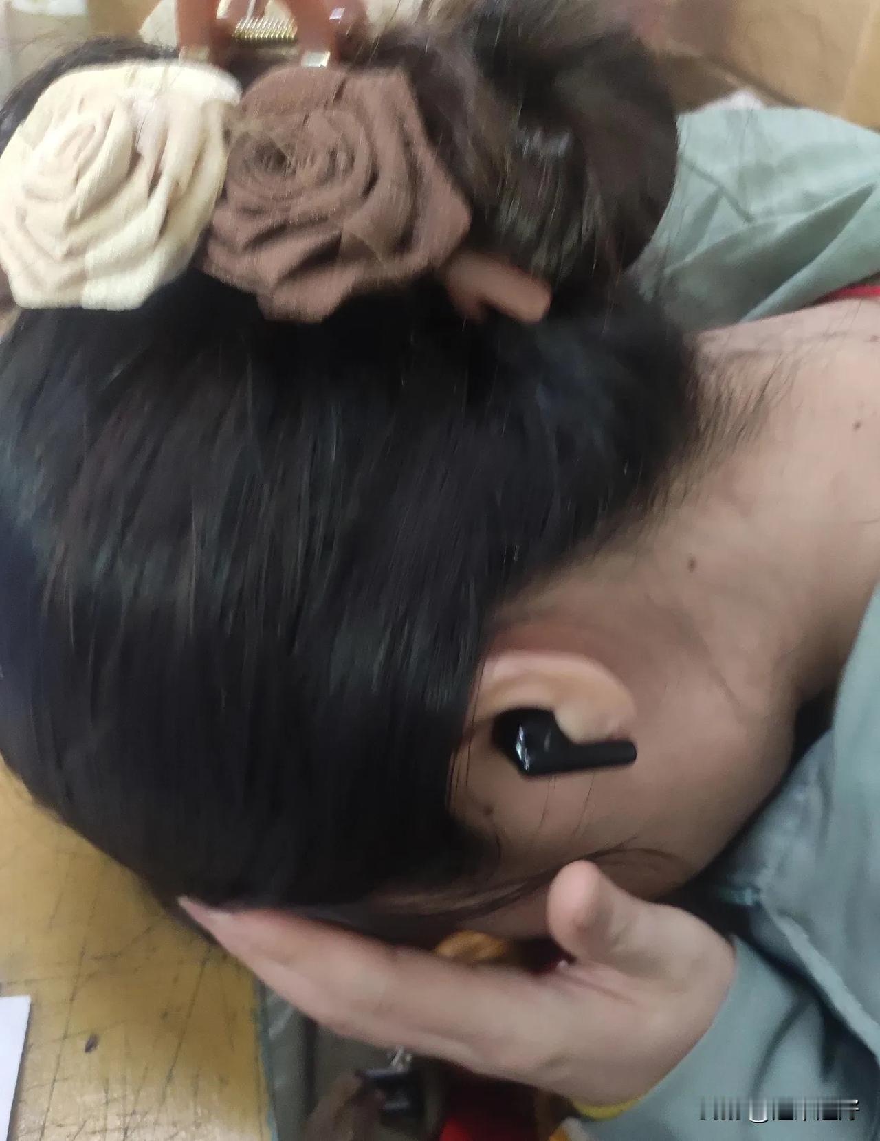 告诉大家一个秘密，男人都是视觉生物。
      昨天我正在忙碌着的时候，一位来
