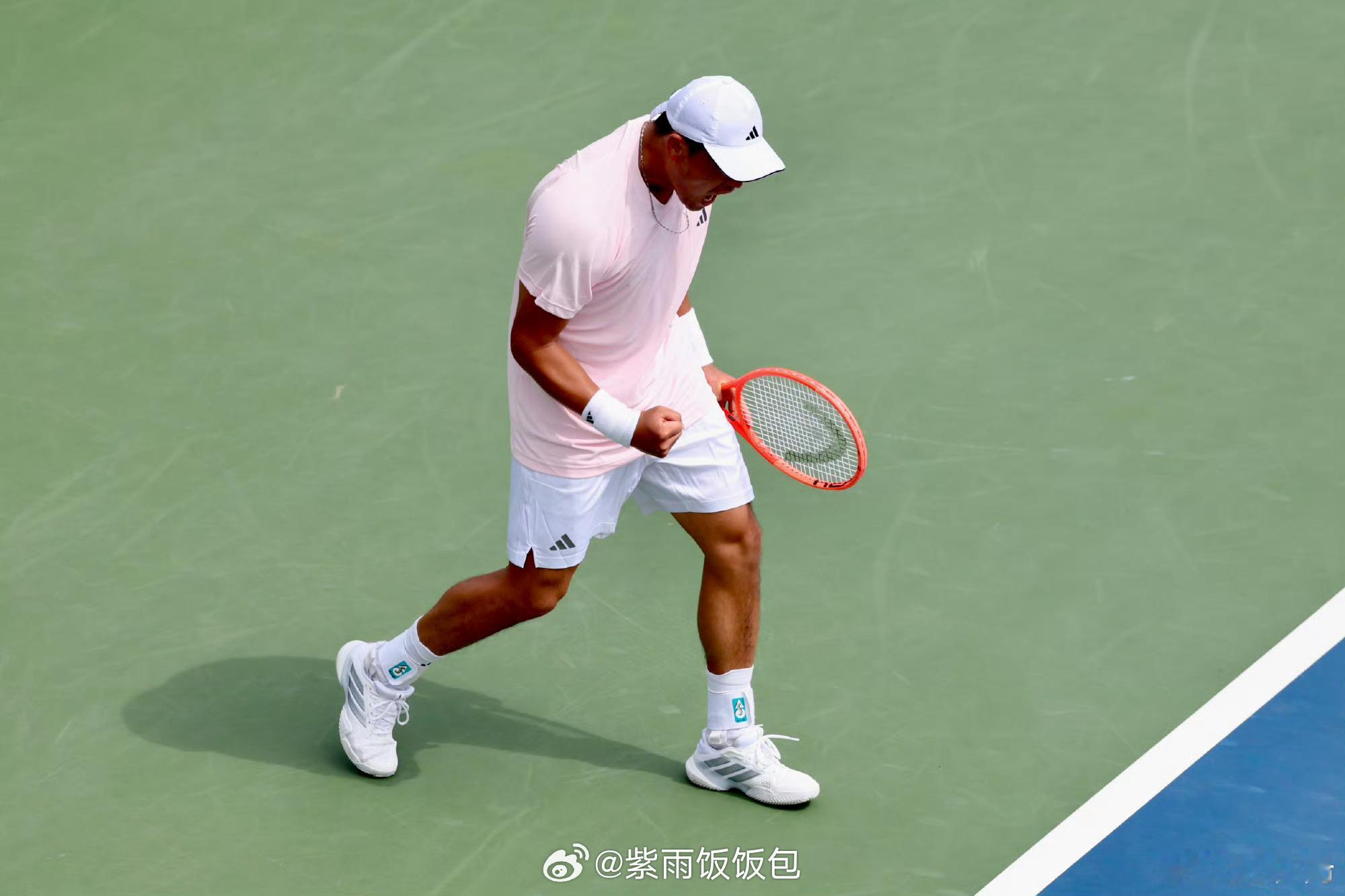吴易昺郑钦文双双晋级美网首轮迎来振奋人心的双喜临门吴易昺直落三盘横扫对手强势突围