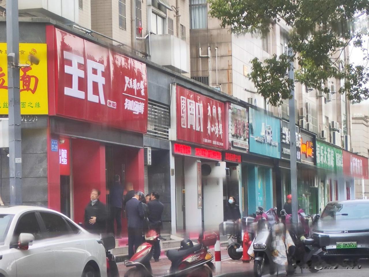 不懂就问
大早上出门吃个早餐
两家螃蟹店
一个没人
一个好多人
好多人排队领螃蟹