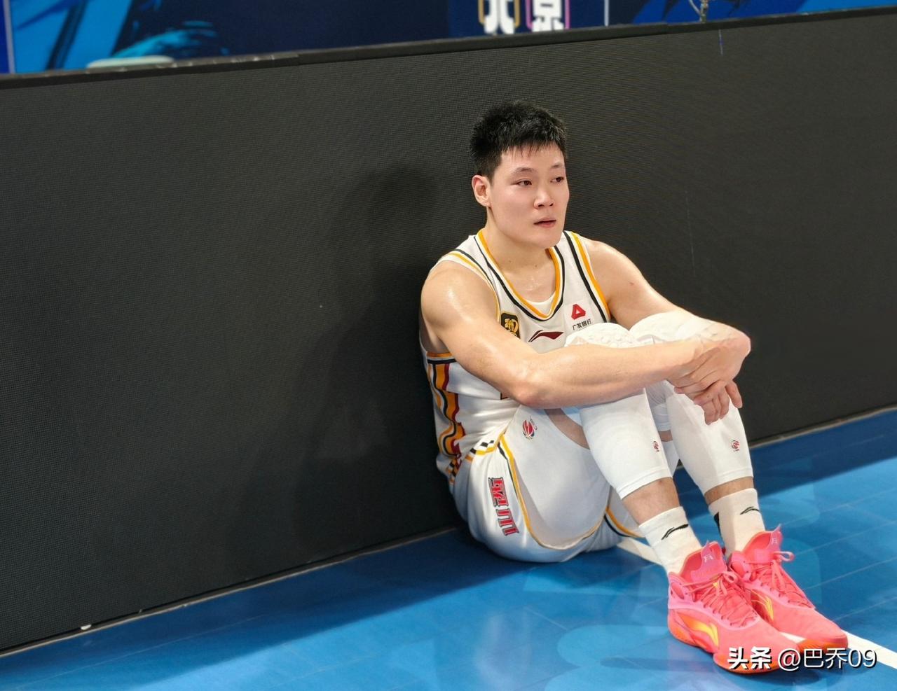 山西主场被上海翻盘，看看数据谁是那个？

1. 奈特（14号）：得分3分，篮板1