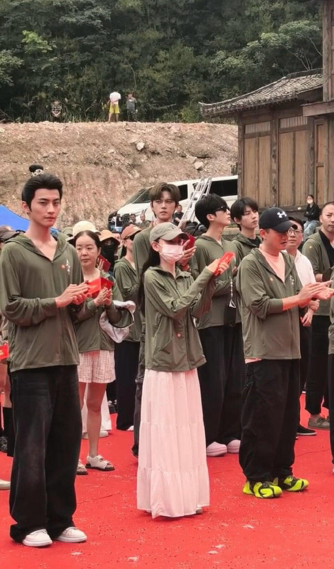 宋祖儿表妹万福开机路透 宋祖儿陈鑫海《表妹万福》今日开机！路透里两人状态绝佳，剧