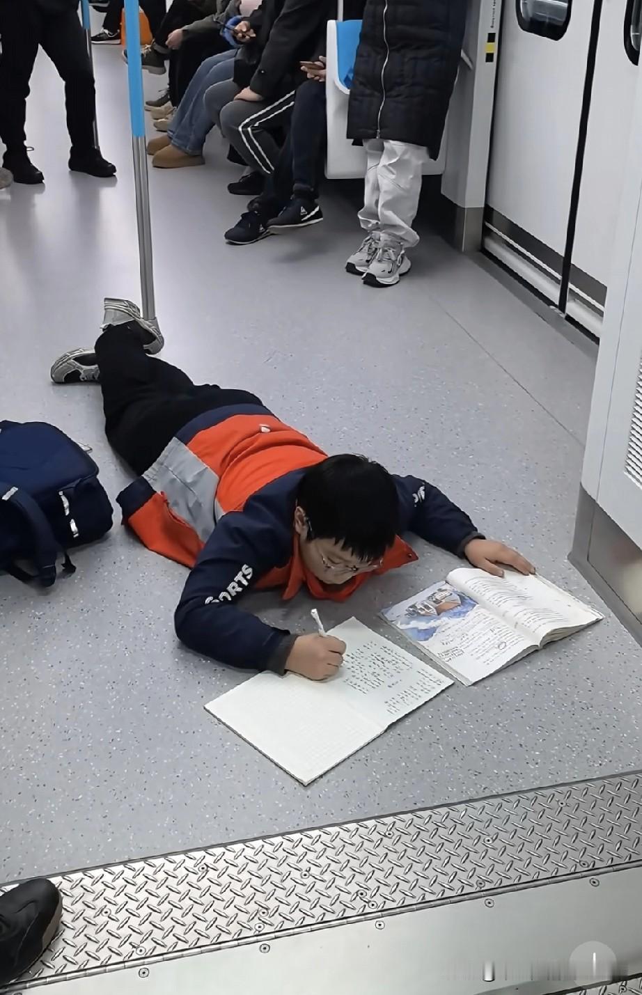 深圳地铁惊现“地板学霸”！
当代小学生的狠，你根本想象不到
 
晚上坐地铁，一抬