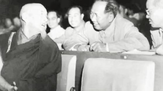 青海的风没什么温柔可言，吹在脸上像砂纸蹭皮。这句话说的是喜饶嘉措出生的地方，循化