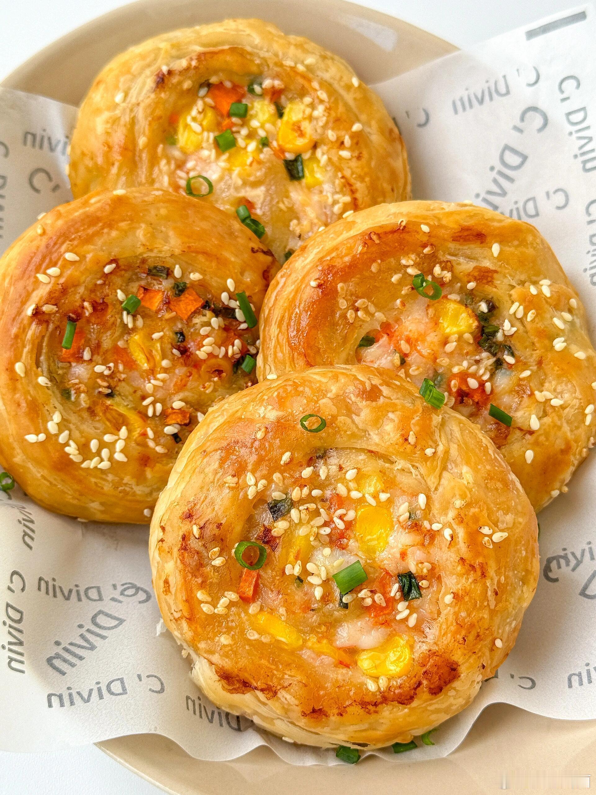玉米虾滑酥饼教程 所需材料： - 虾滑：150克- 甜玉米：1根- 手抓饼：2 
