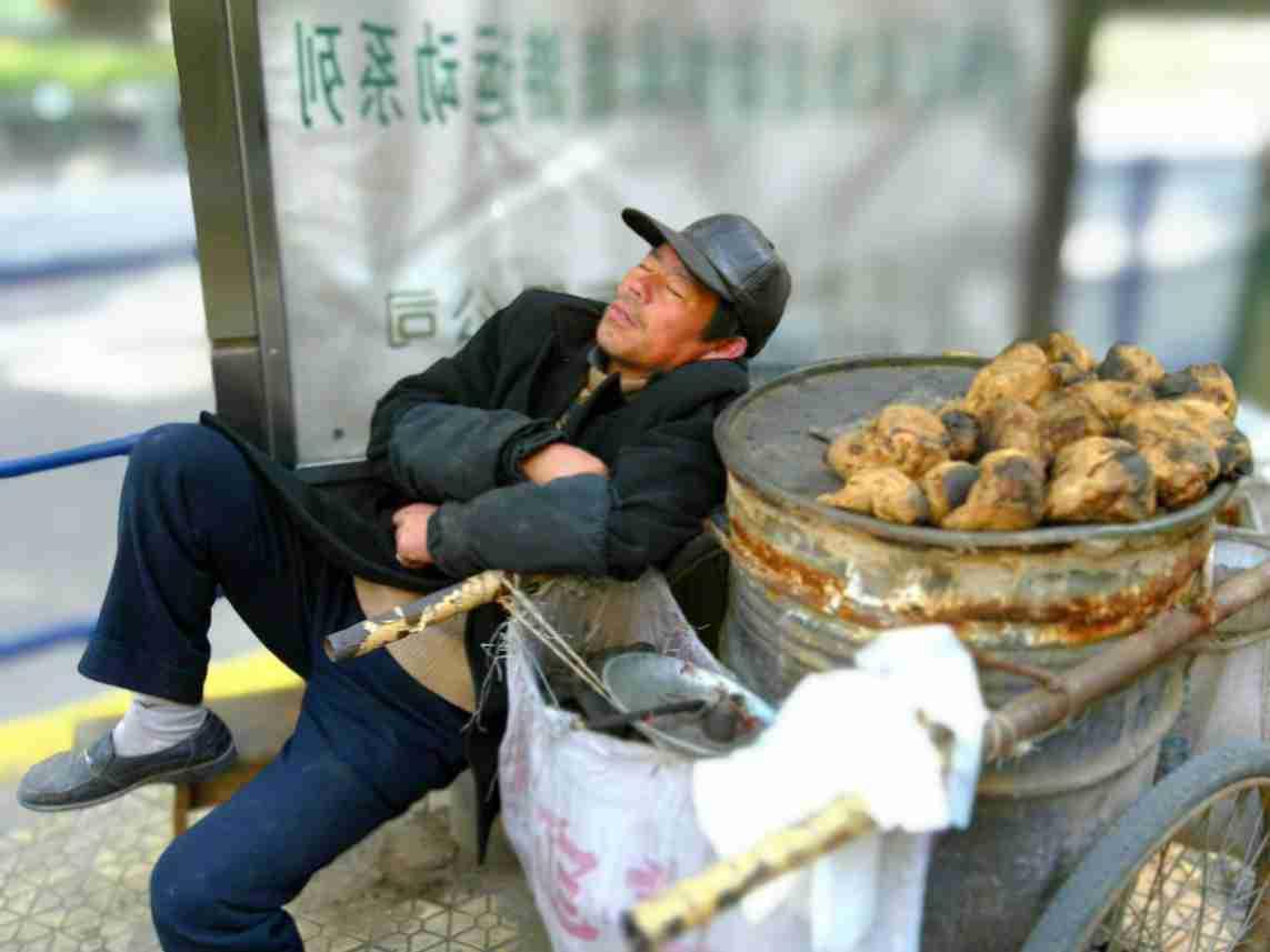 这位老兄，想必是不知道...烤红薯已经火遍全网了。
守株待兔不行，得主动出击!