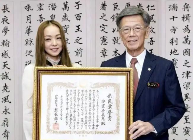 日本当红歌姬安室奈美惠，当着八国元首的面硬刚日本政府，打死不肯唱国歌，被媒体封杀