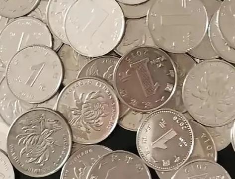 硬币，家乡话钢镚
感觉家乡话很贴切
掉在地上，蹦蹦跳跳
发出撞击的声音
钢镚
很