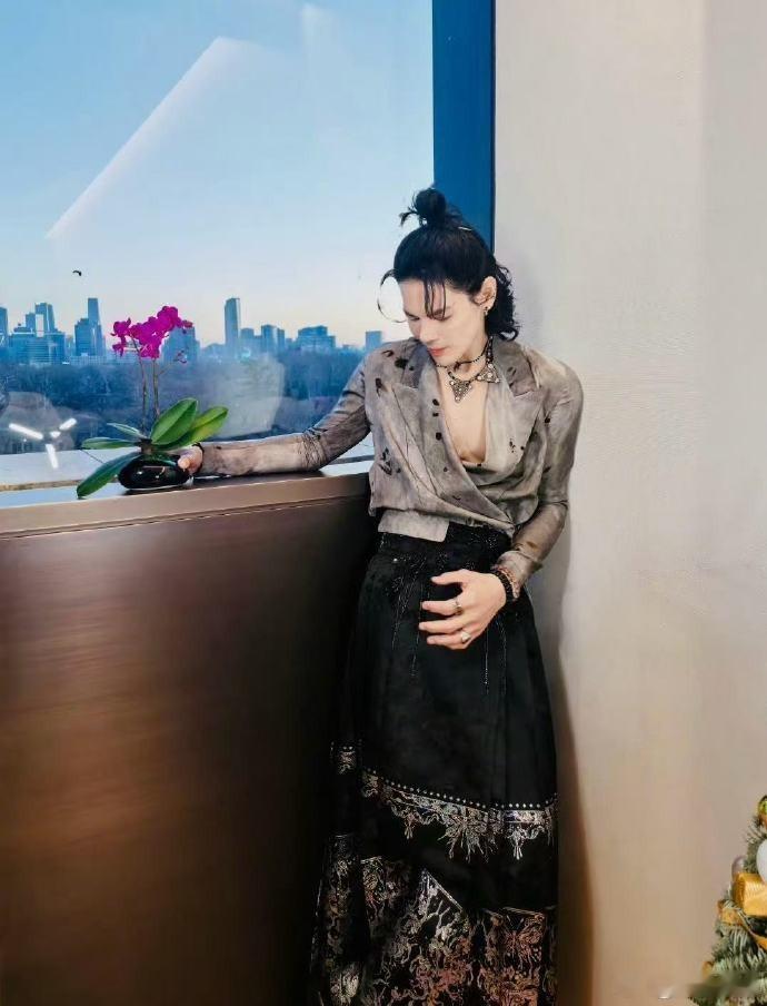 向佐一思考上帝都发笑  斗笑社  向佐的思考模式真是独树一帜，连上帝都要被逗笑了