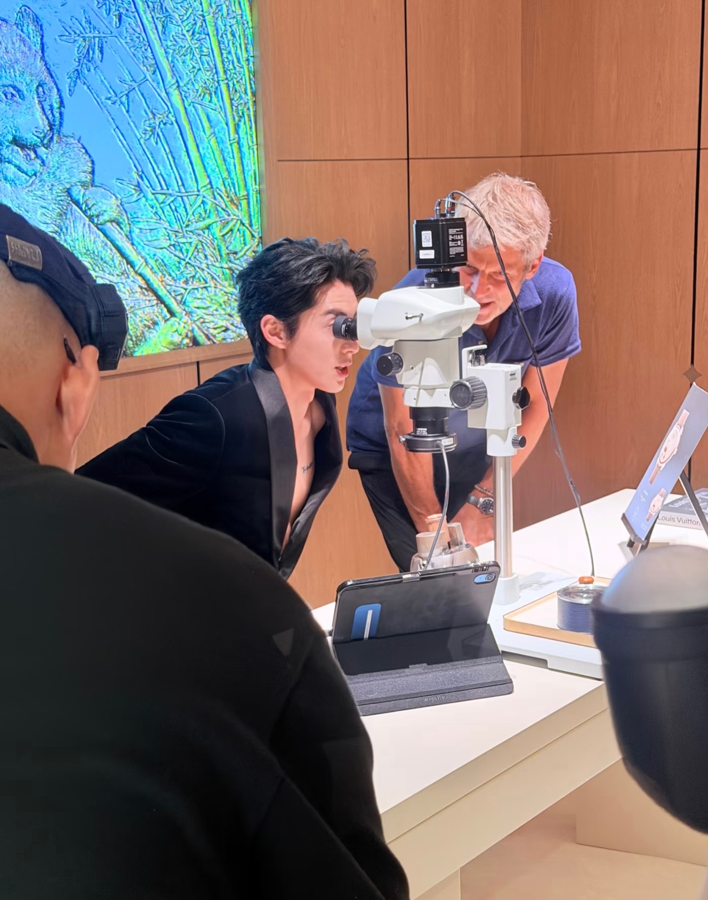 王鹤棣LV杭州高珠展王鹤棣黑丝绒深V西装慷慨且富有的河堤 