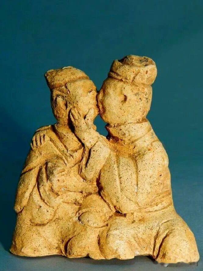 时光流转千年，爱意始终未变。这两组汉代文物，留存着古人独有的温柔情思。
其一为东