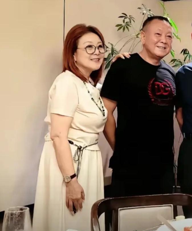 76岁张艺谋又冲上热搜，这回跟新片一点关系没有，网友在无锡南长街撞见了他的岳父岳