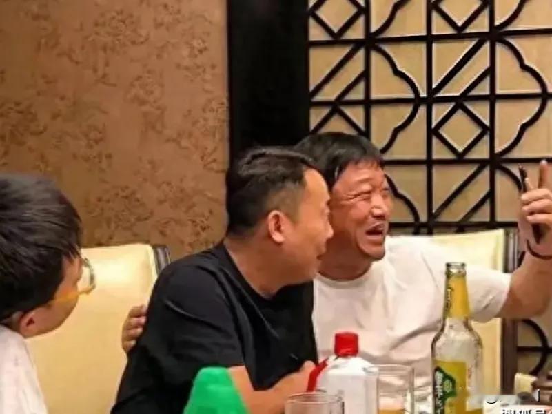 刚才看新闻说贾冰塌房了，怎么会，一个大老爷们跟哥们喝酒，酒后吐真言了，有啥的，他