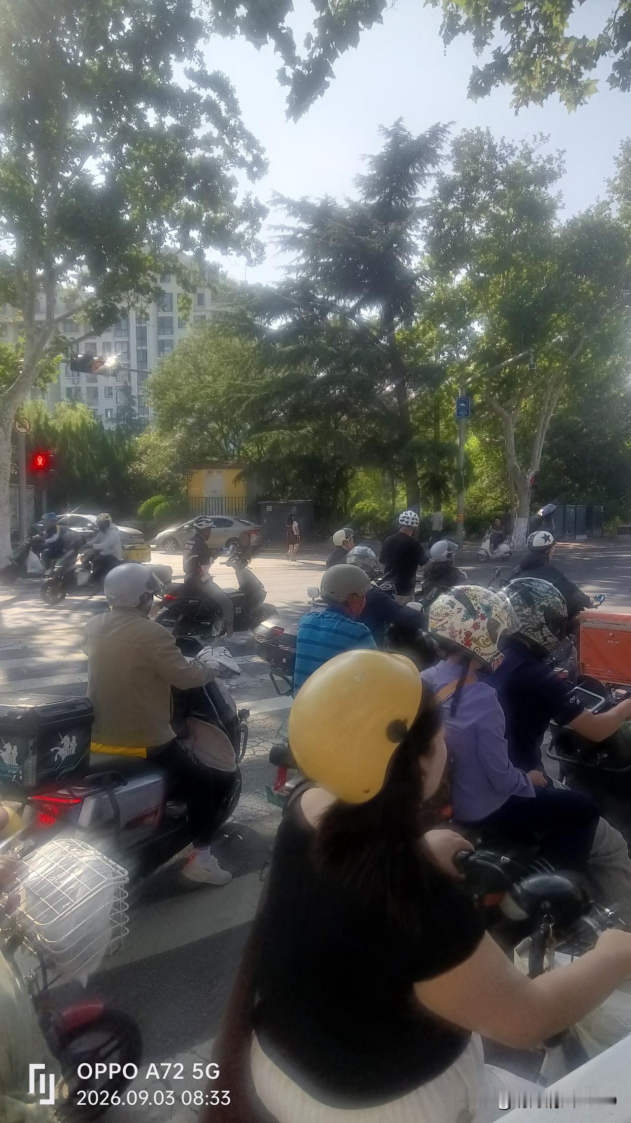 退回6年前，这个城市满大街都是汽车，川流不息，

现在这个城市，送外卖的多了，骑