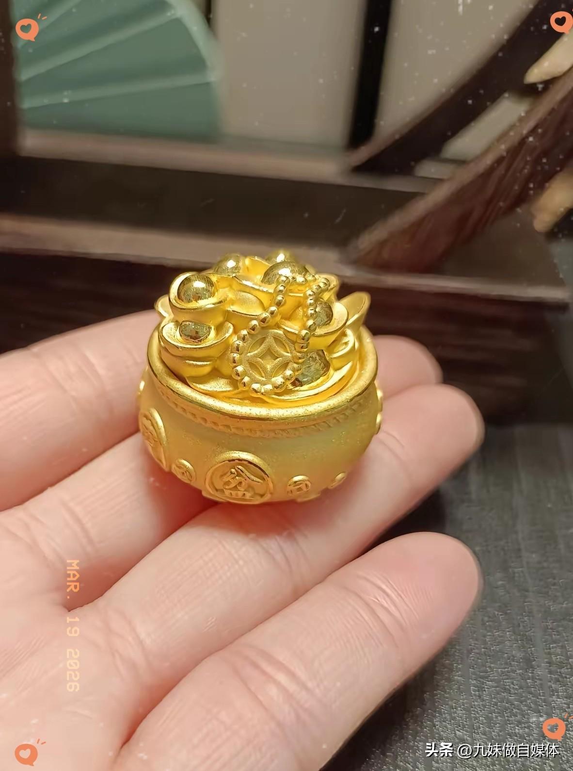 手里大量持金的人，
现在估计彻底睡不着觉了！
不是因为今天跌到了1086，而是因