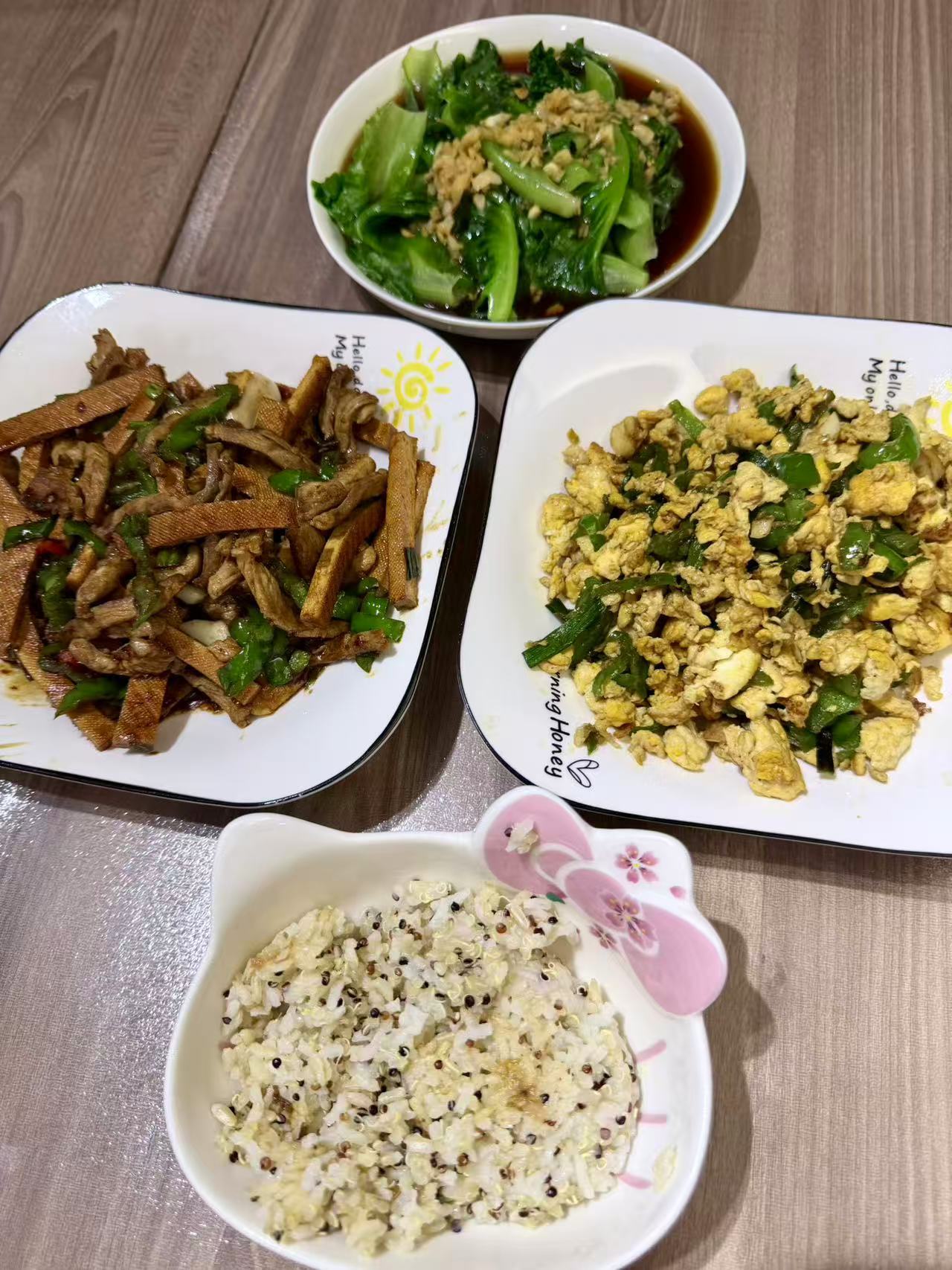 世界厨师日 我家的“厨神”一定是我的妈妈。以前读书的时候我总觉得她做饭难吃，少油