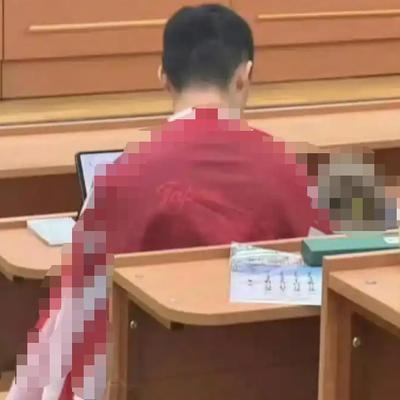 南京籍留学生在莫大披旭日旗已被遣返回国、开除决定即将公布，但那条从教科书改到AI