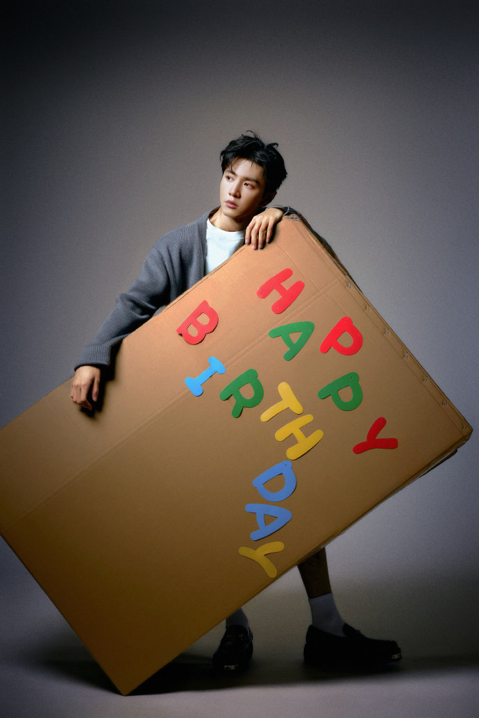 #陈哲远1029生日快乐# ​陈哲远最新生日大片🈶️灰色针织衫搭配牛仔裤，妥妥