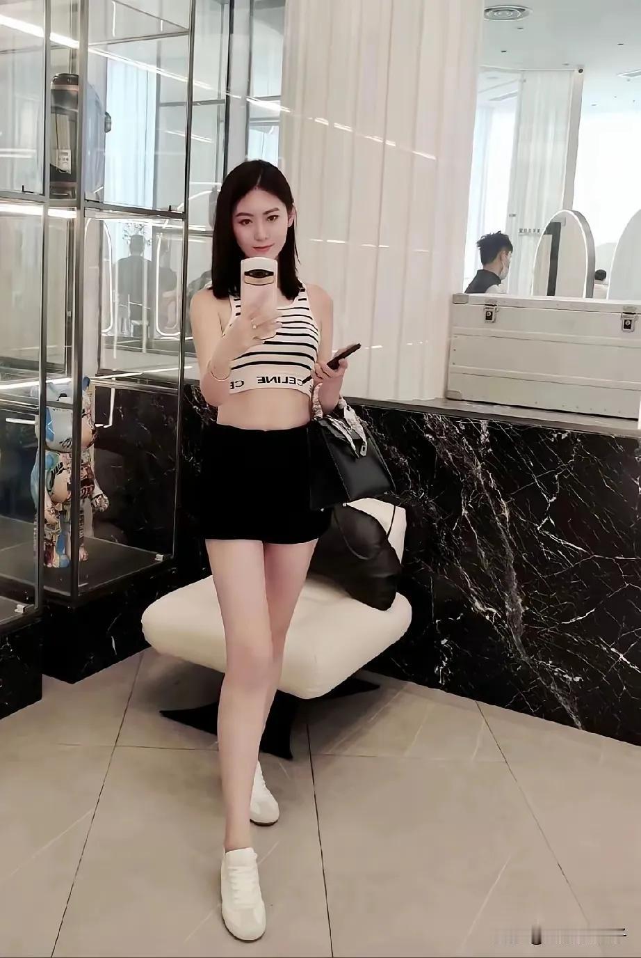 图一是2022年的宋珍珍，图二是现在的宋珍珍，(图三是获得华南赛区总冠军的宋珍珍