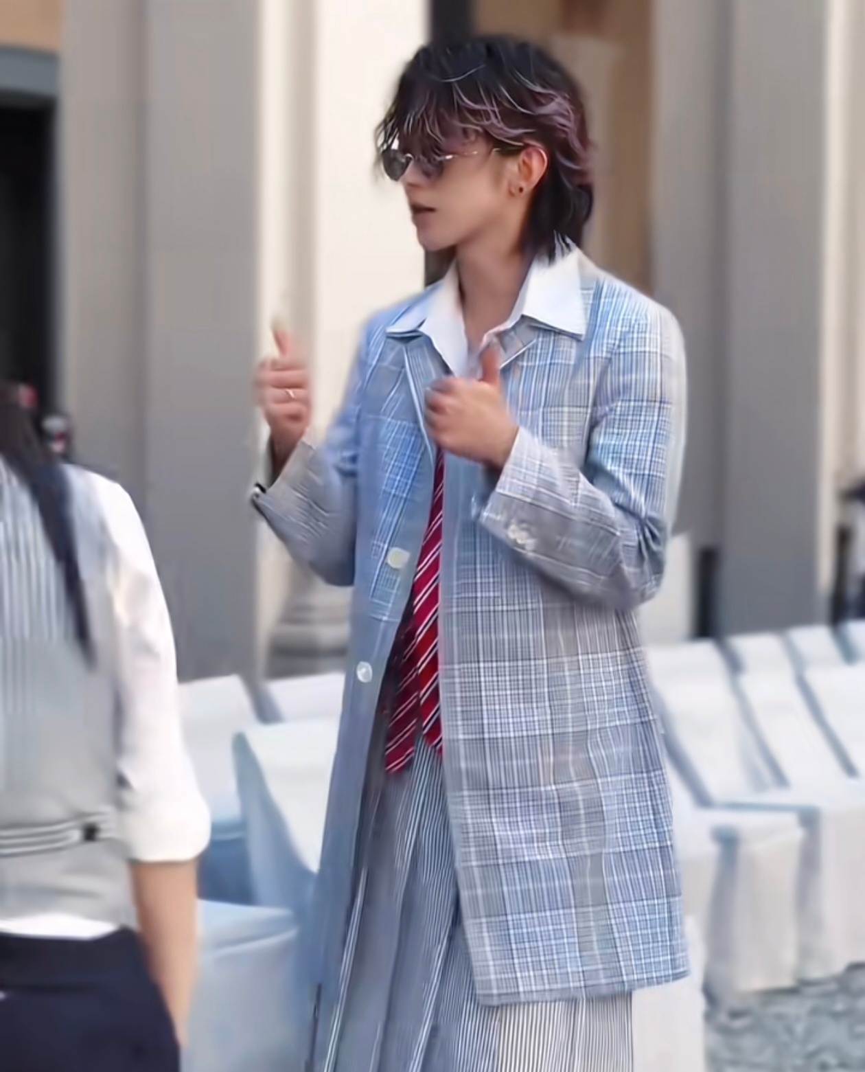 蔡徐坤真的是个很好的人啊，和工作人员合照，会主动把身高压低，和大家尽可能一个高度