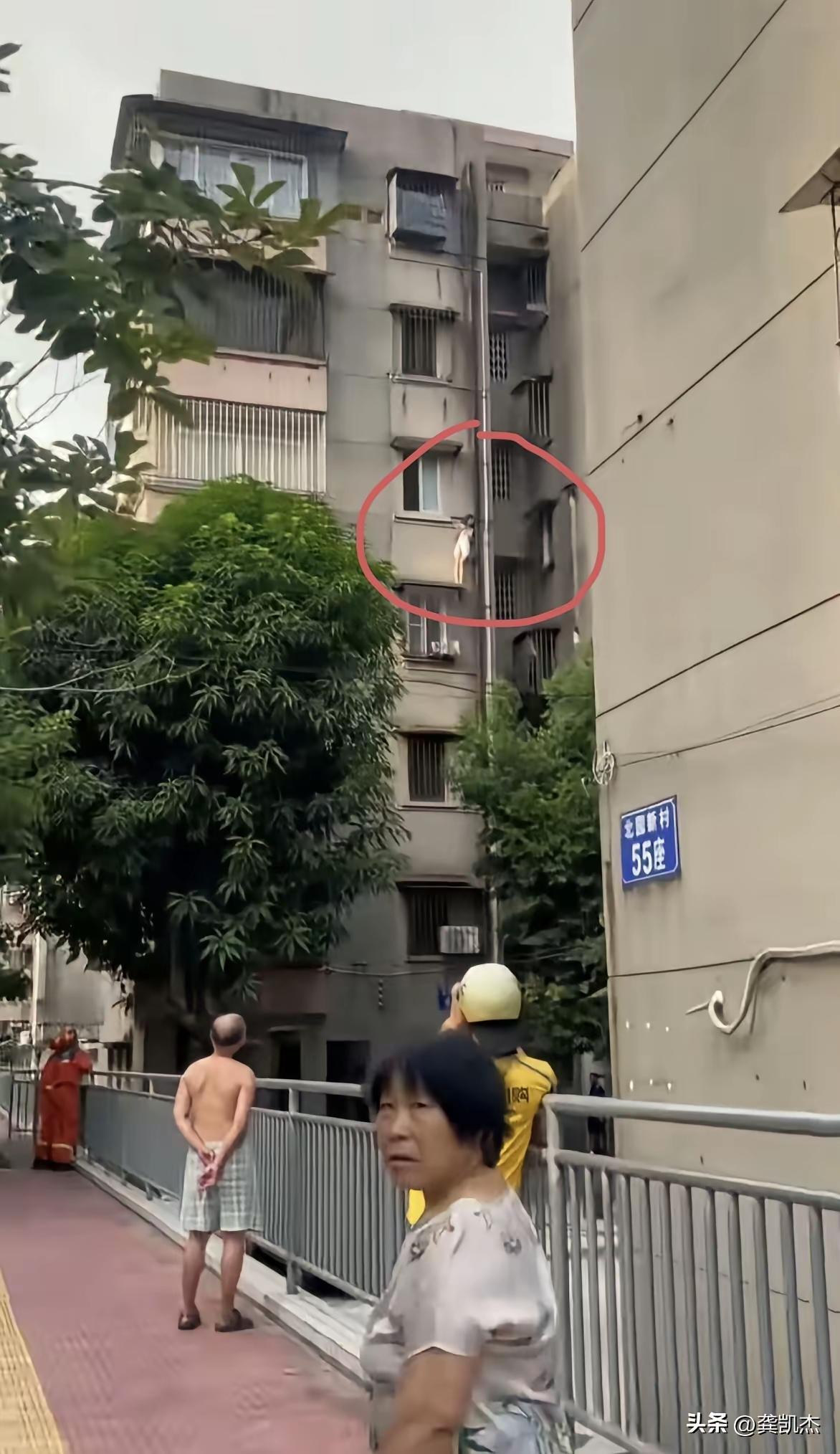 天哪，一个女人无故站在屋外，吓坏了一众看热闹的老人，以为人家想不开要跳楼，一直在