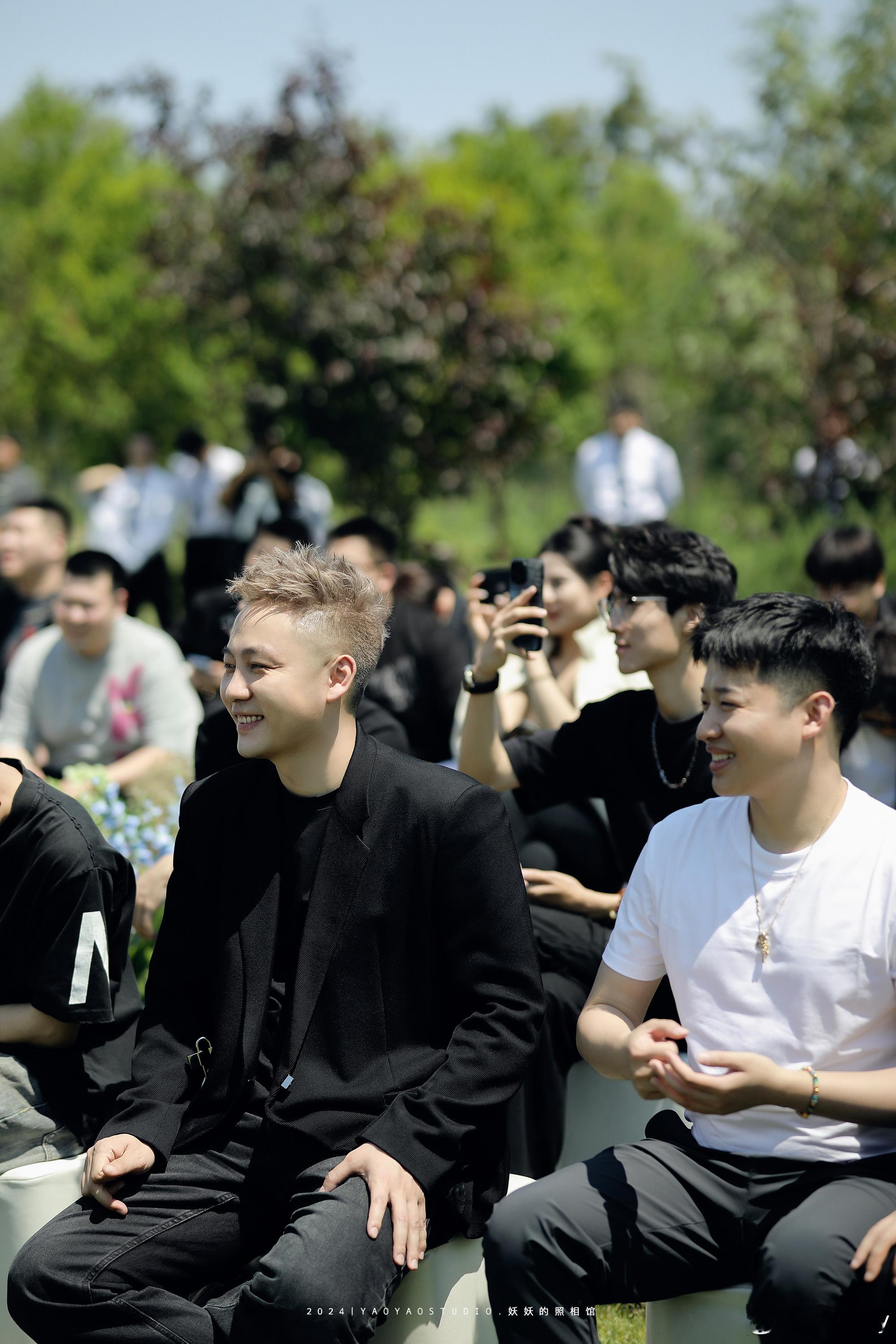 #大哥远停播# 这个人是谁啊 有人知道吗[疑问] ​​​