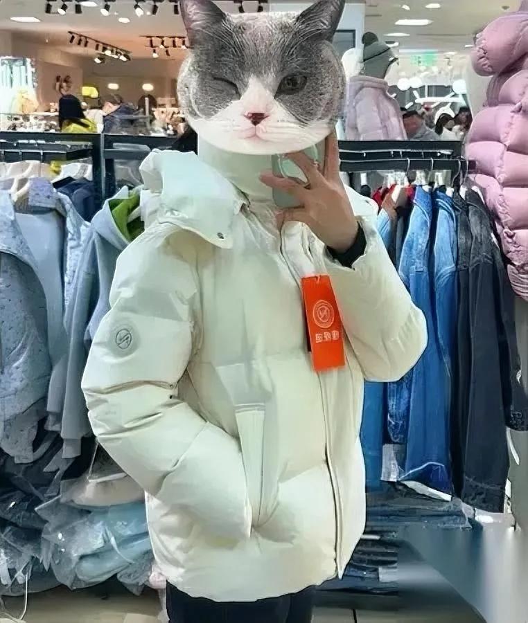 我妈上周在胖东来抢了件羽绒服

256块，我以为她又贪小便宜

结果她穿去跳广场