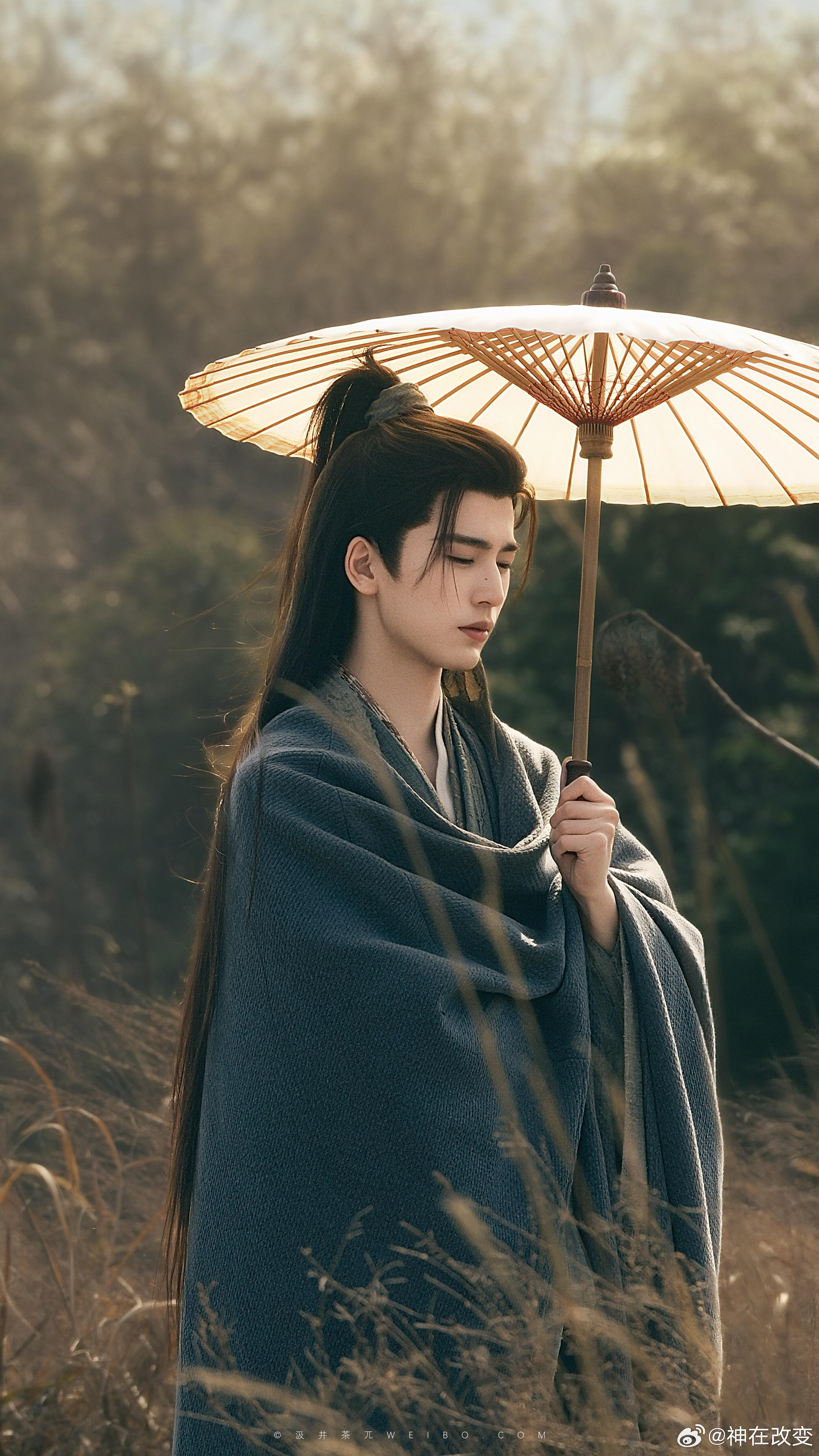 张凌赫  伞下藏锋 衣裹沉霜病弱书生？不，是藏锋十七年的武安侯谢征。张凌赫｜ 