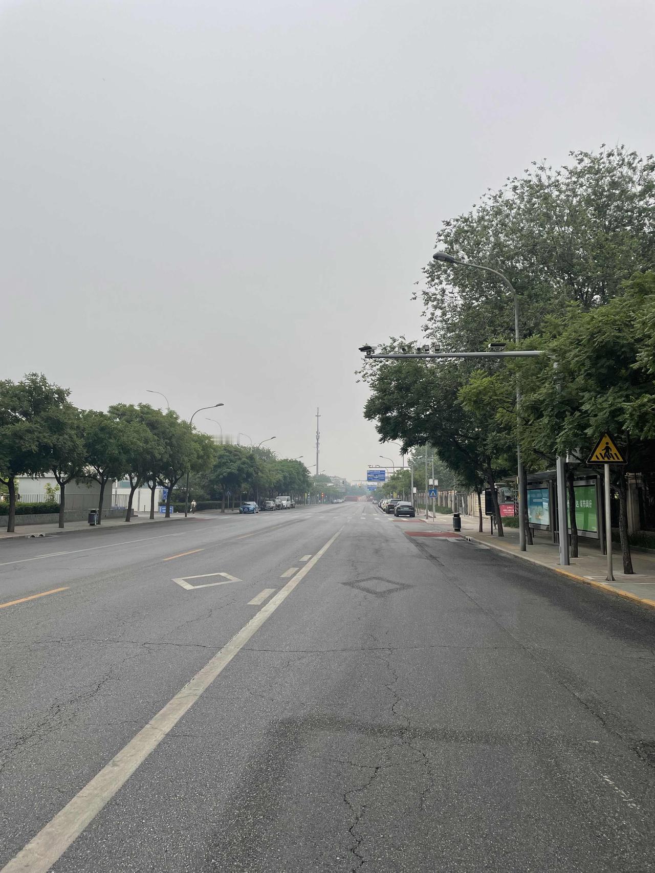 今天早上5点半看手机。北京地区现在轻度污染，气温22度，相对湿度较前几天明显增大