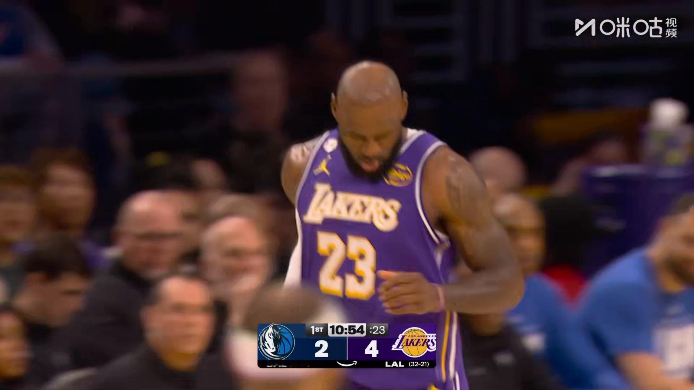 老詹今天第一分，一个打板跳投！独行侠vs湖人