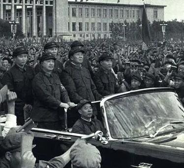 1966年10月，两位老帅站在毛主席两侧。
