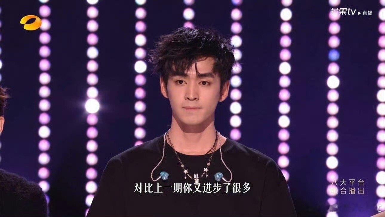 音综选手花式表白华晨宇音综名场面预定！选手揣着小抄rap式表白，直言“创作初心就