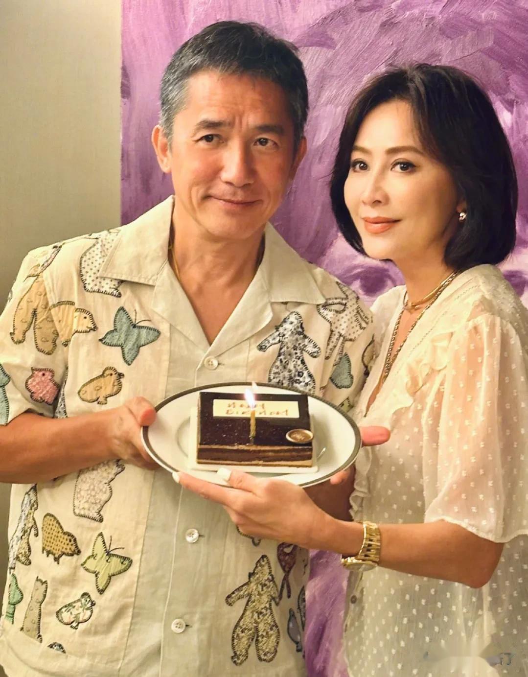 梁朝伟61岁生日，
一如既往，
老婆刘嘉玲陪伴左右。
时间匆匆，
伟仔也老了。
