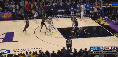 东契奇绝杀三分又犹豫了……上次关键时刻拒投空位三分是上个月洛城德比。东契奇的投篮