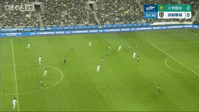 北京国安后卫阿布都海米提在国内球员中身体素质已属顶尖，但面对费利佩时仍被轻易撞开