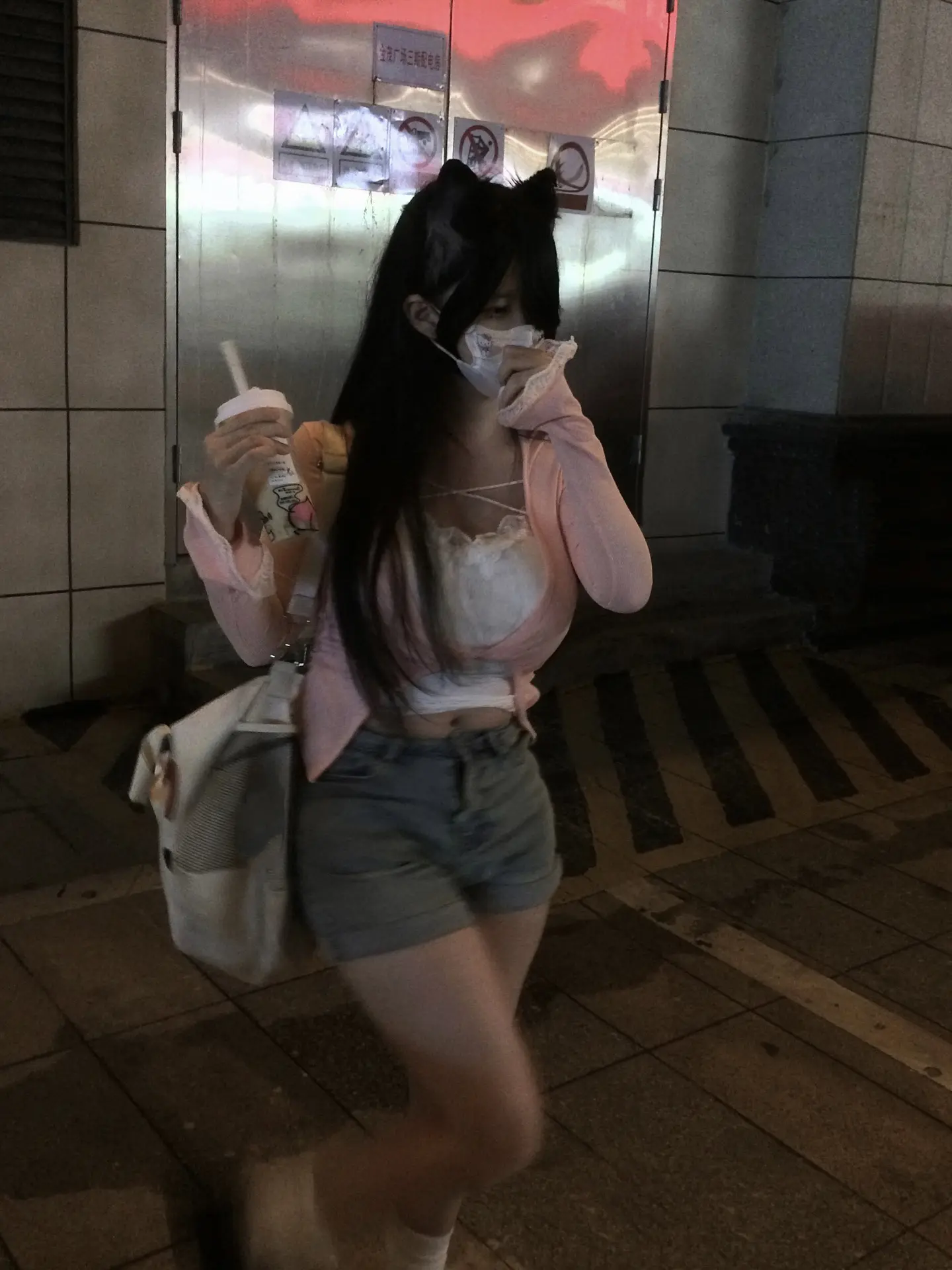 她或许也舍不得 但是她比较勇敢