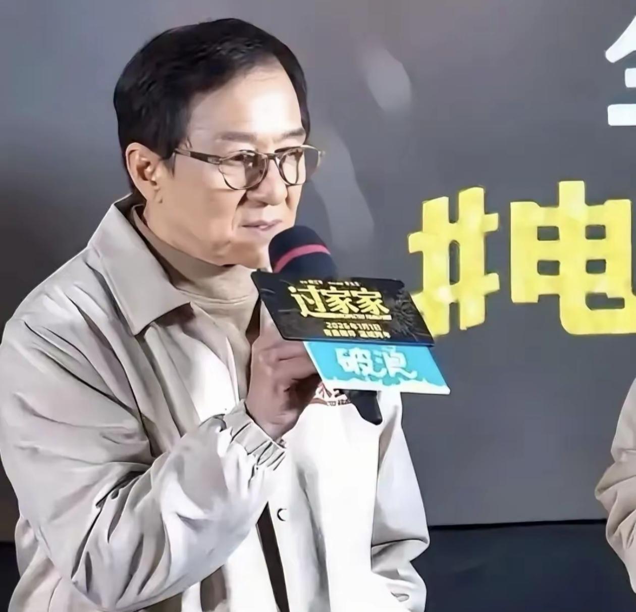 他打遍了全世界，却打不通儿子的电话。
这是中国式父爱最痛的样本：把关心吼成责骂，