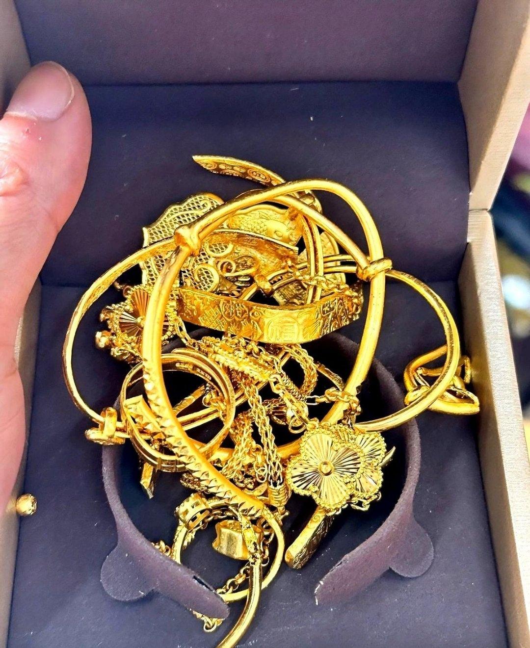 浙江慈溪，一男子看金价上涨，决定把65.69克金首饰卖掉，他长了个心眼，在家里称