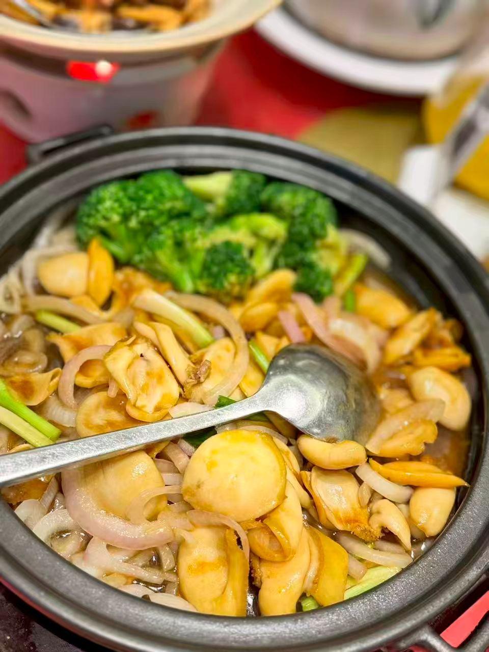 一锅热气腾腾的蔬菜炒菜真诱人！