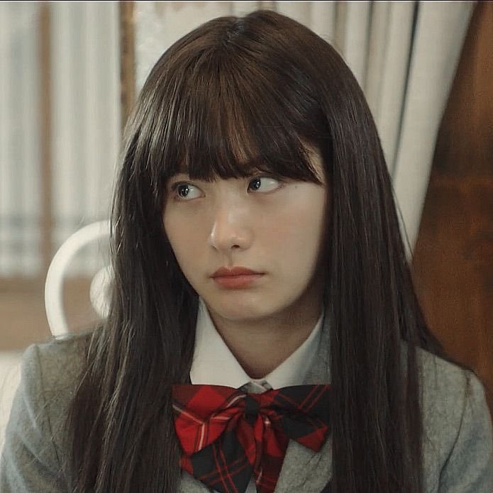 奶奶带着孙女去赶集。 