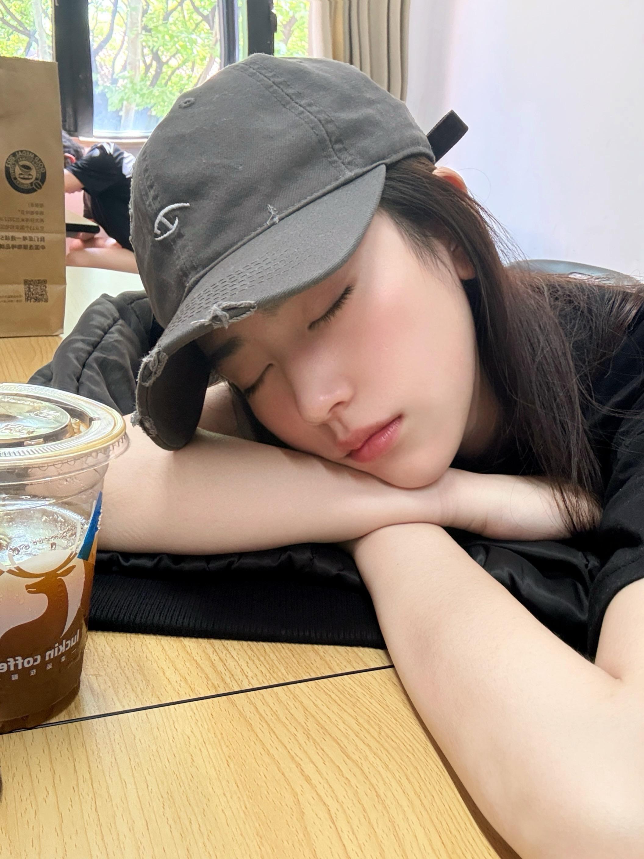 她说这是小猫眼线，我不懂眼尾弧度的微妙变化为什么会有这么多不同的称呼...