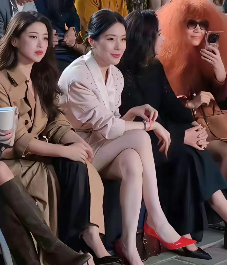 万万没想到
中秋晚会观众席上，大家关注的不是千亿总裁老婆朱珠，不是央视主持人，