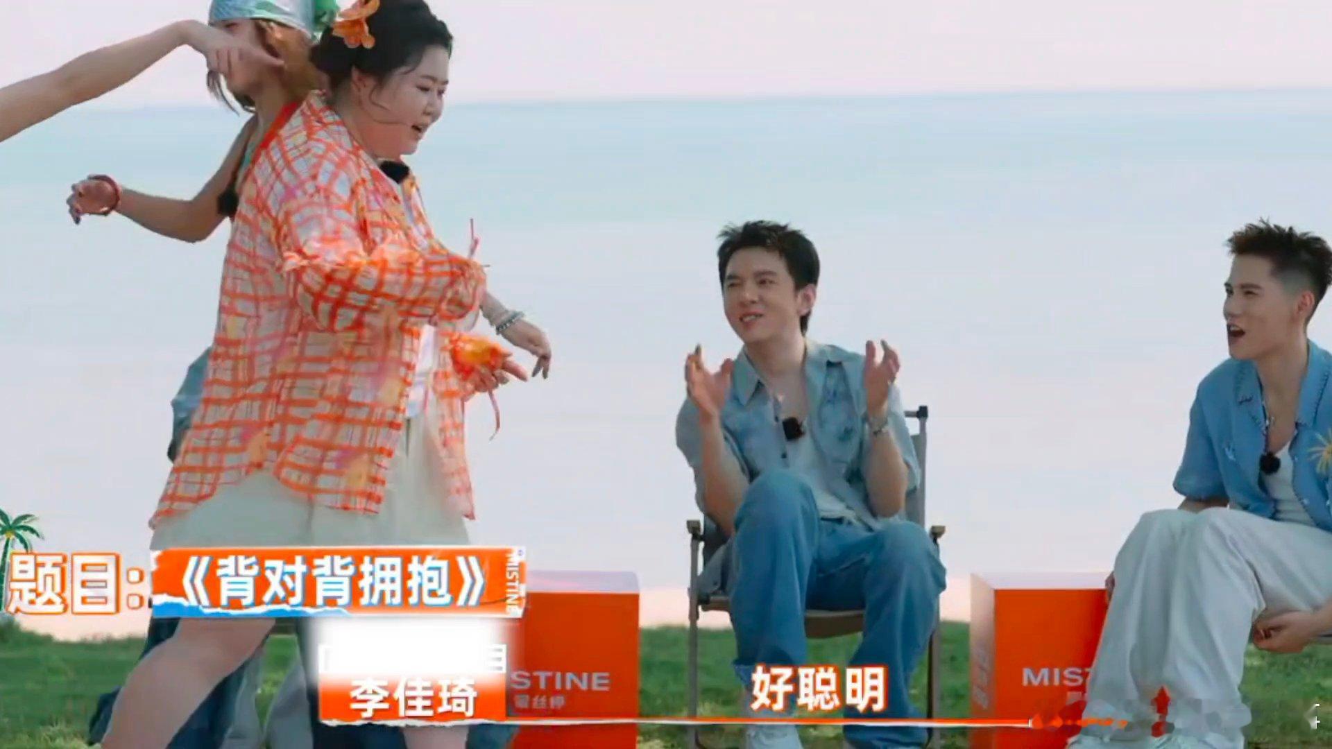 李佳琦稳重得像在另一个图层 团建真实写照！热闹是他们的，李佳琦只有稳重，安静坐着