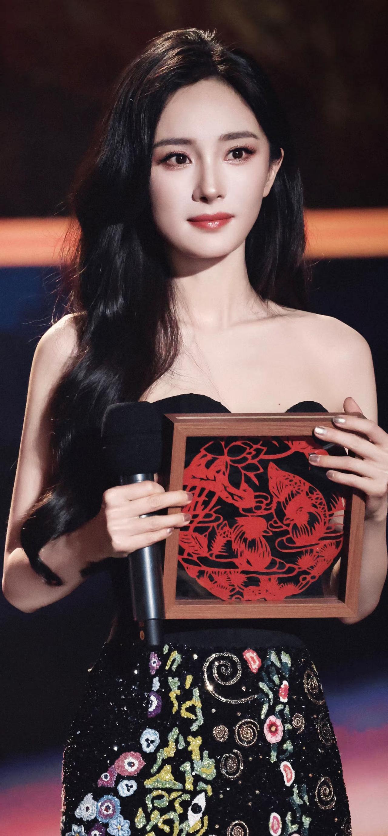 杨幂保持绝代风华，情商颜值身材一直在线，长红不衰的秘籍是什么呢？杨幂的颜值到底如