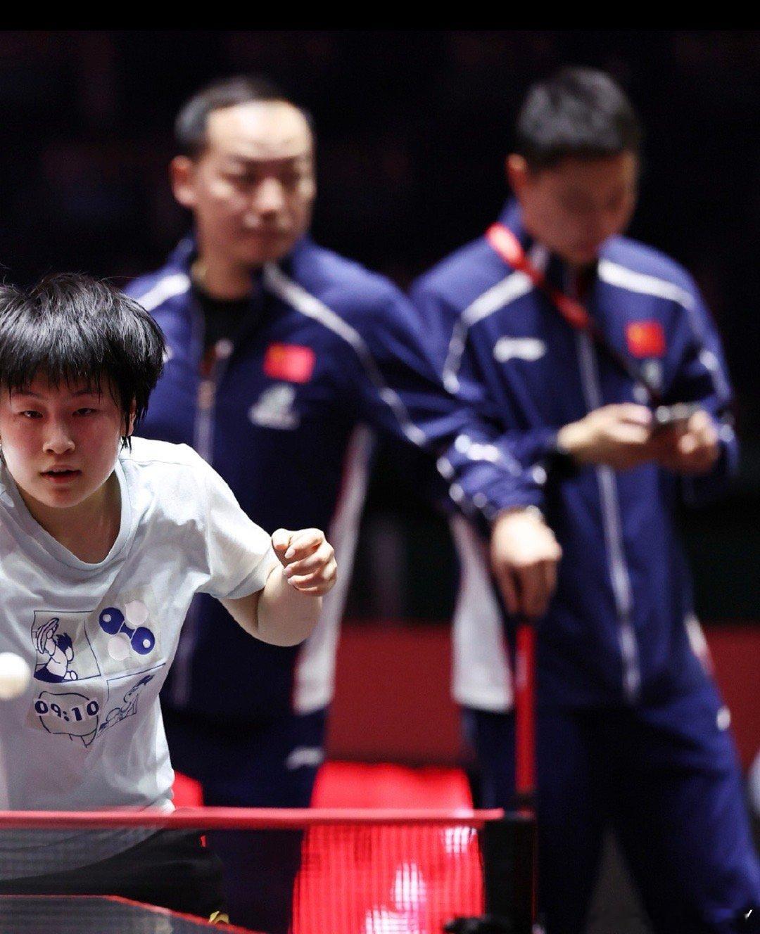 哎呦 看看那是谁啊这不是于教练吗也不过年了来新加坡上班了