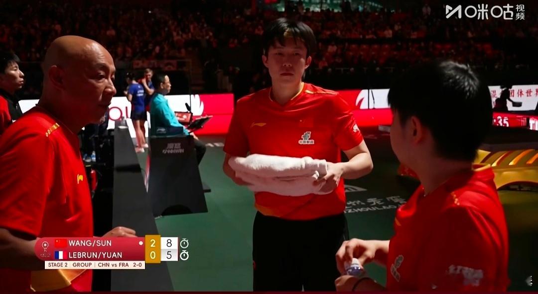 2025年12月4日下午成都混团中国队8－2法国队。首盘混双对决，莎头迎战伦袁组